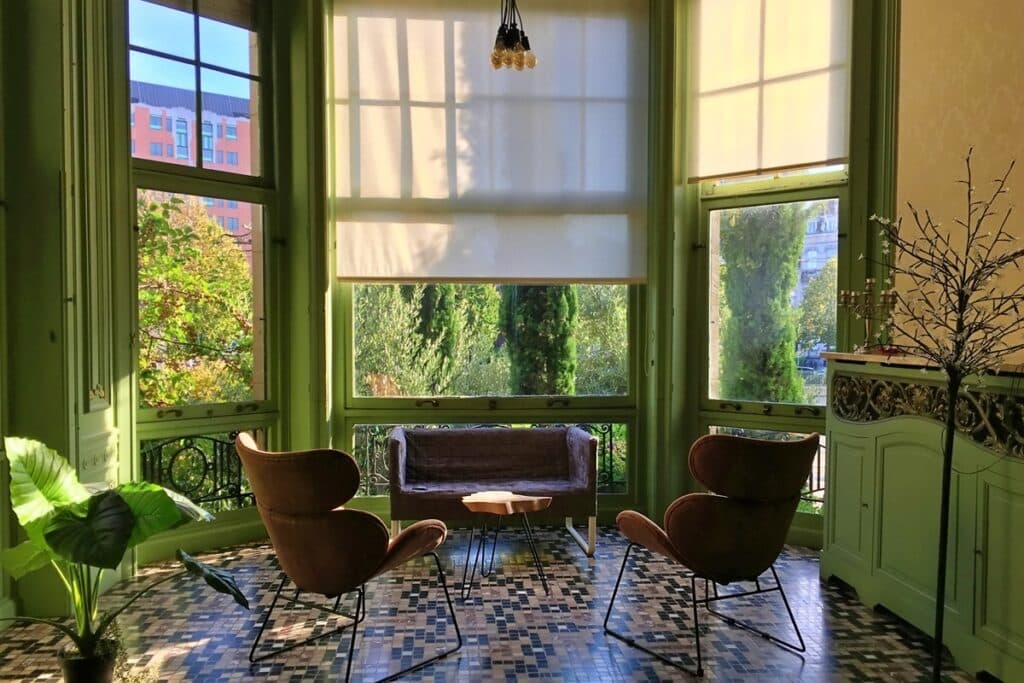 intérieur lumineux avec bow window