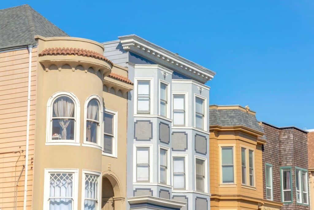 Rangée de maisons à San Francisco avec des murs incurvés, des bow-windows et des bordures de bardeaux