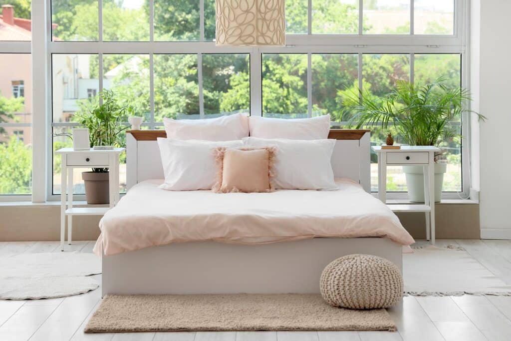 drap de lit dans une chambre d'adulte