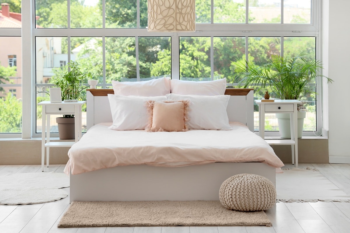 drap de lit dans une chambre d'adulte