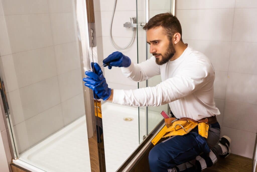 homme qui rénove une salle de bain