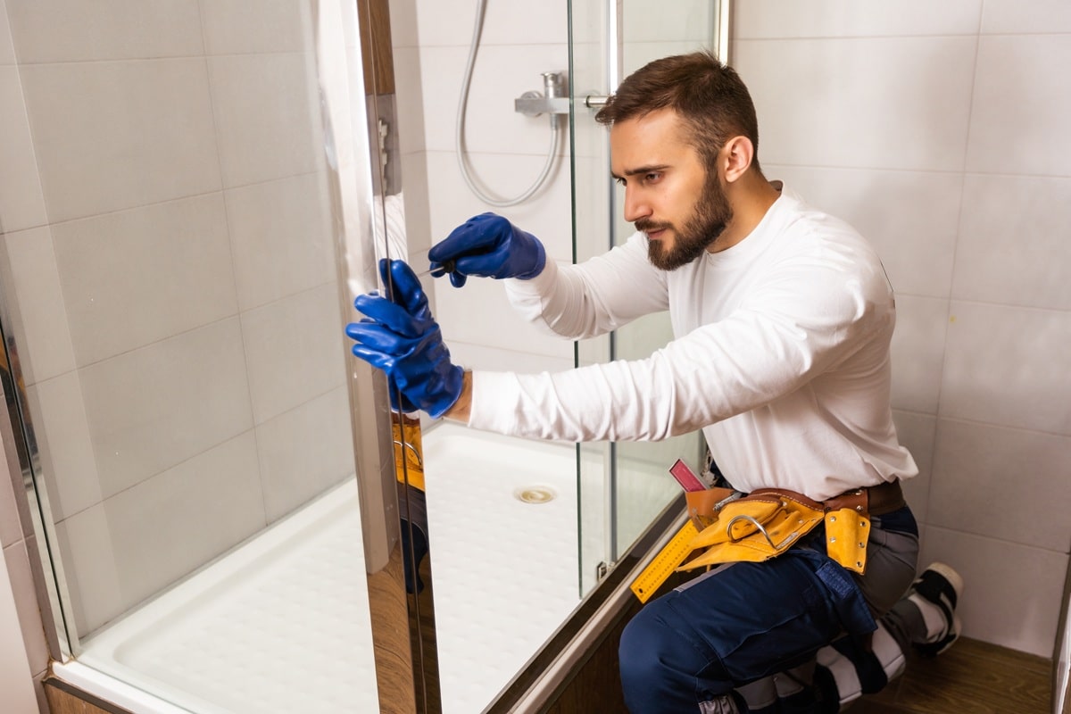 homme qui rénove une salle de bain