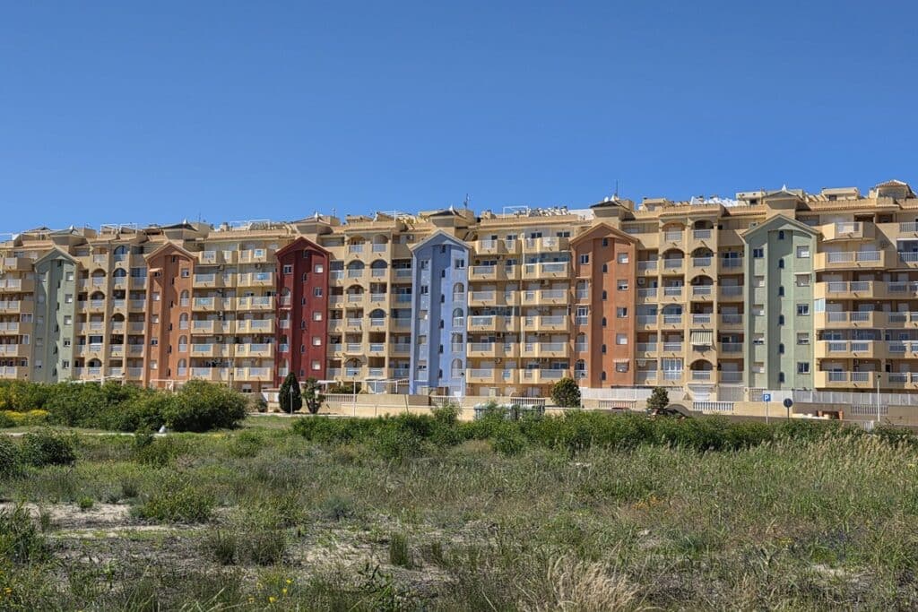 immeuble coloré à La Manga