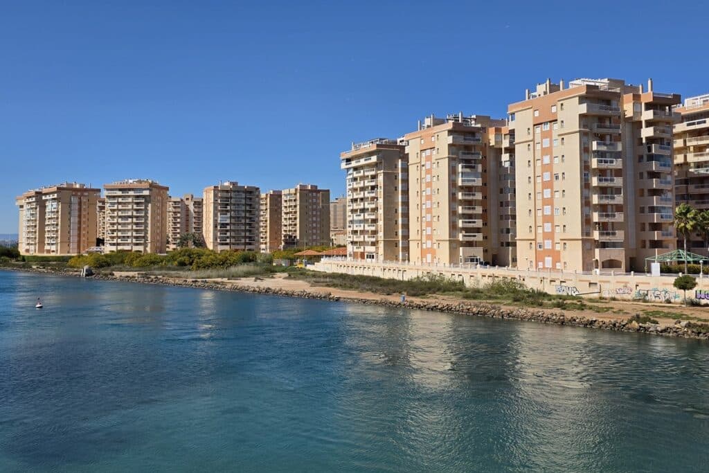 rangée d'immeubles à la manga