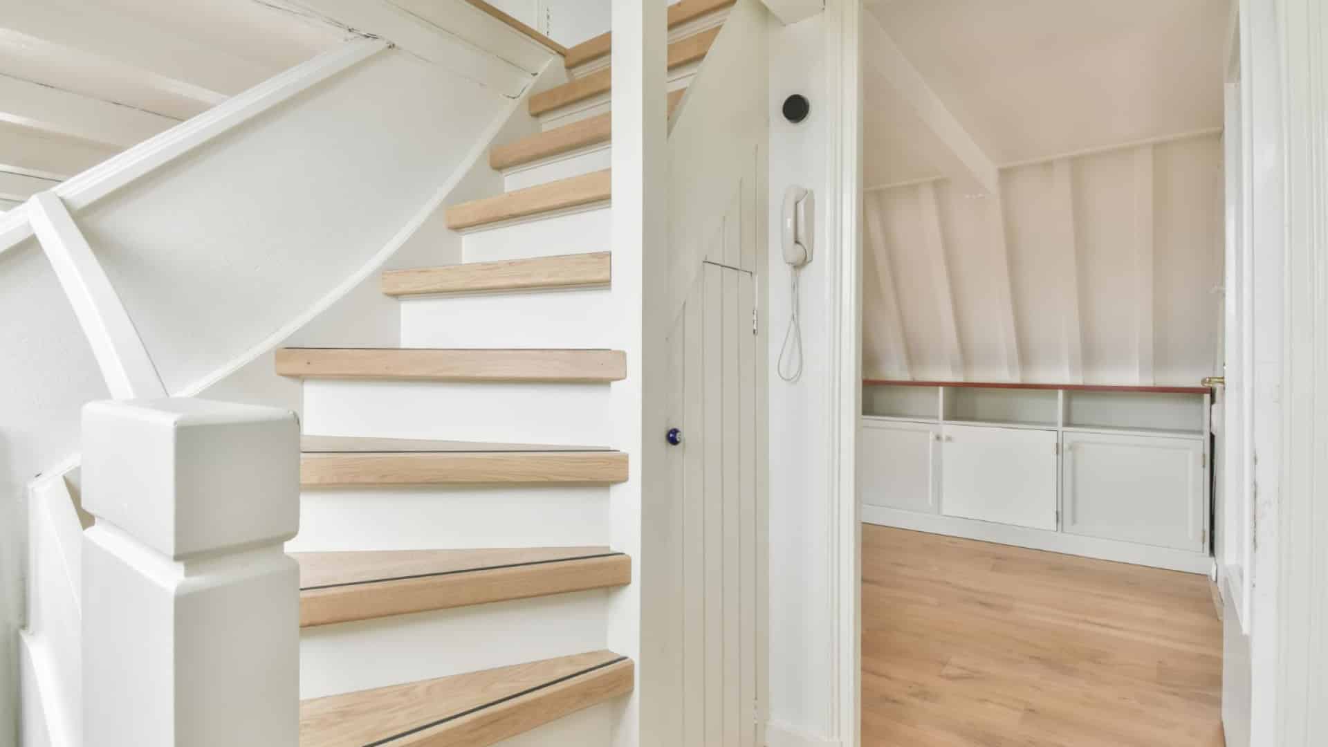 Rangement sous pente : des solutions économiques et modernes