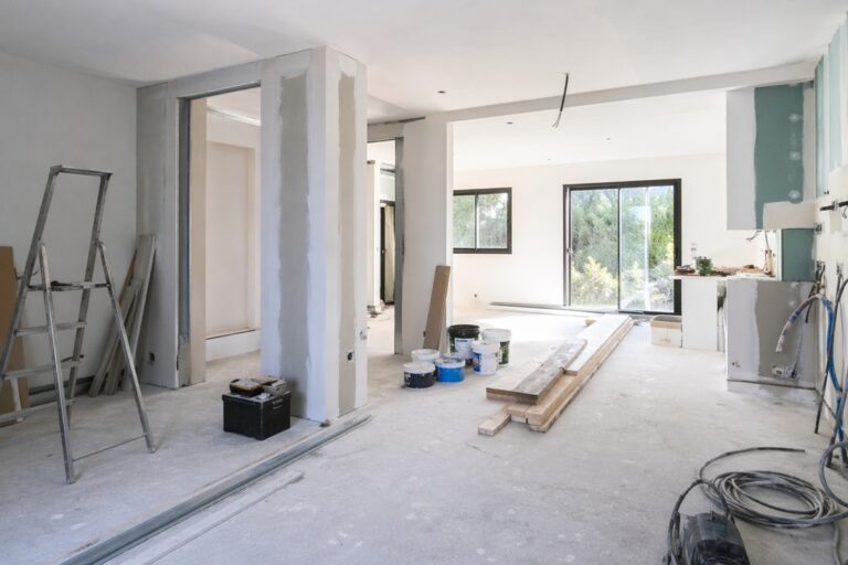 Comment bien préparer un chantier de rénovation chez soi