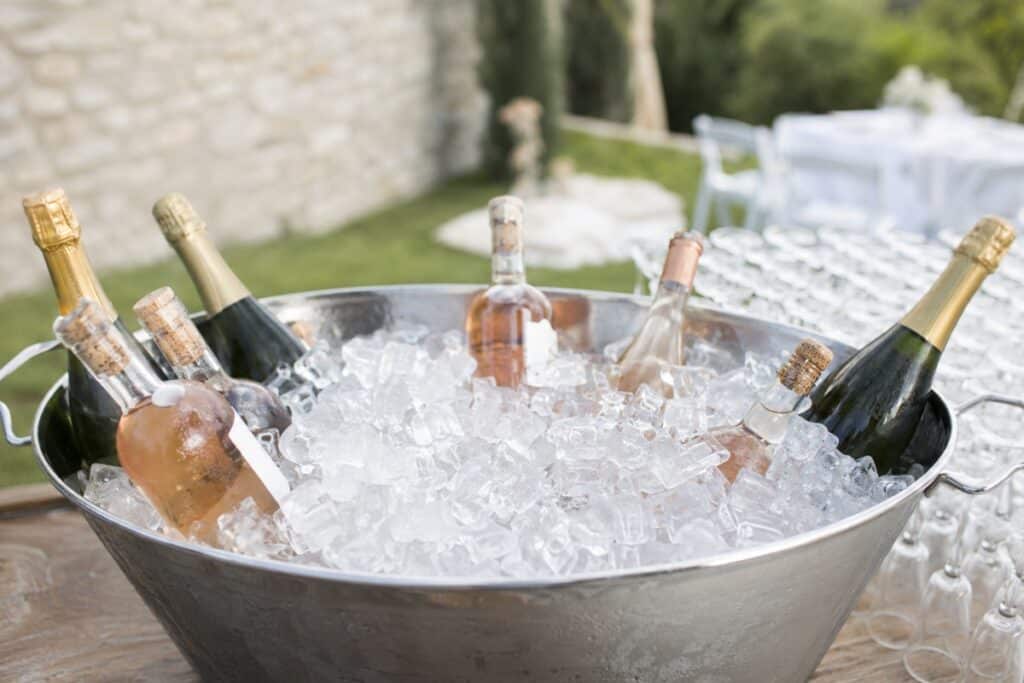 grand bac rempli de bouteilles et de glaçons