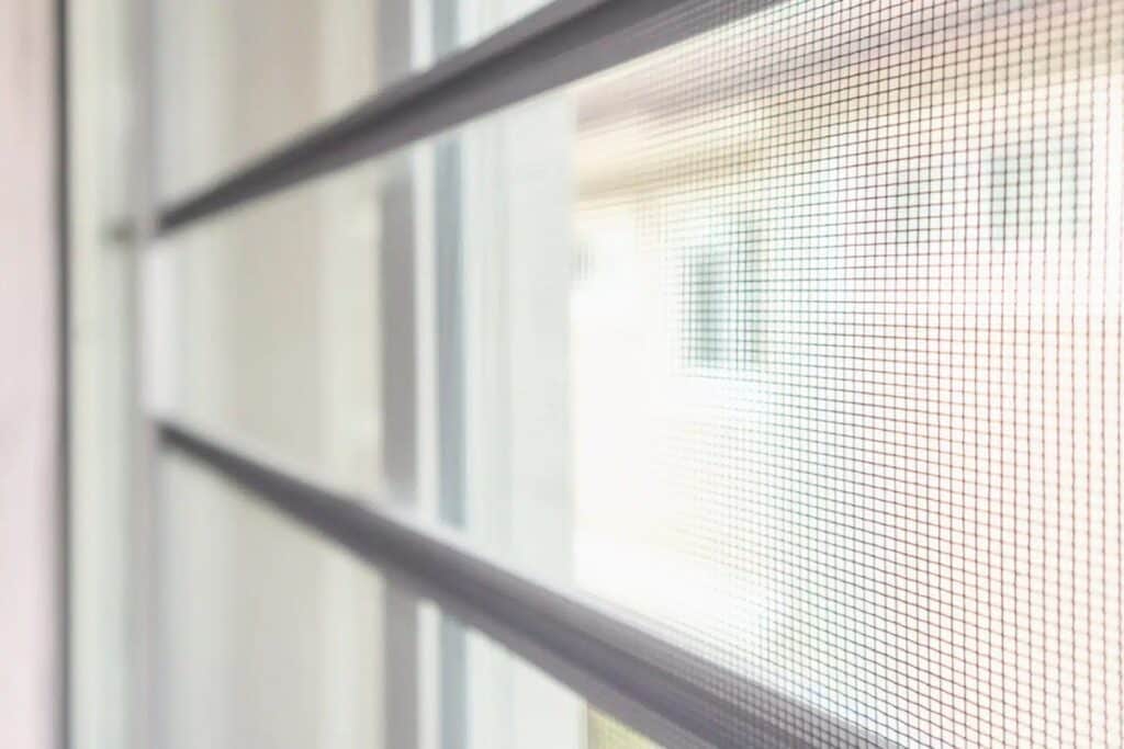 moustiquaire sur mesure sur fenêtre
