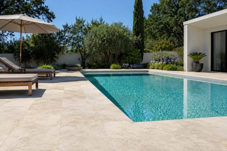 belle plage de piscine avec revêtement