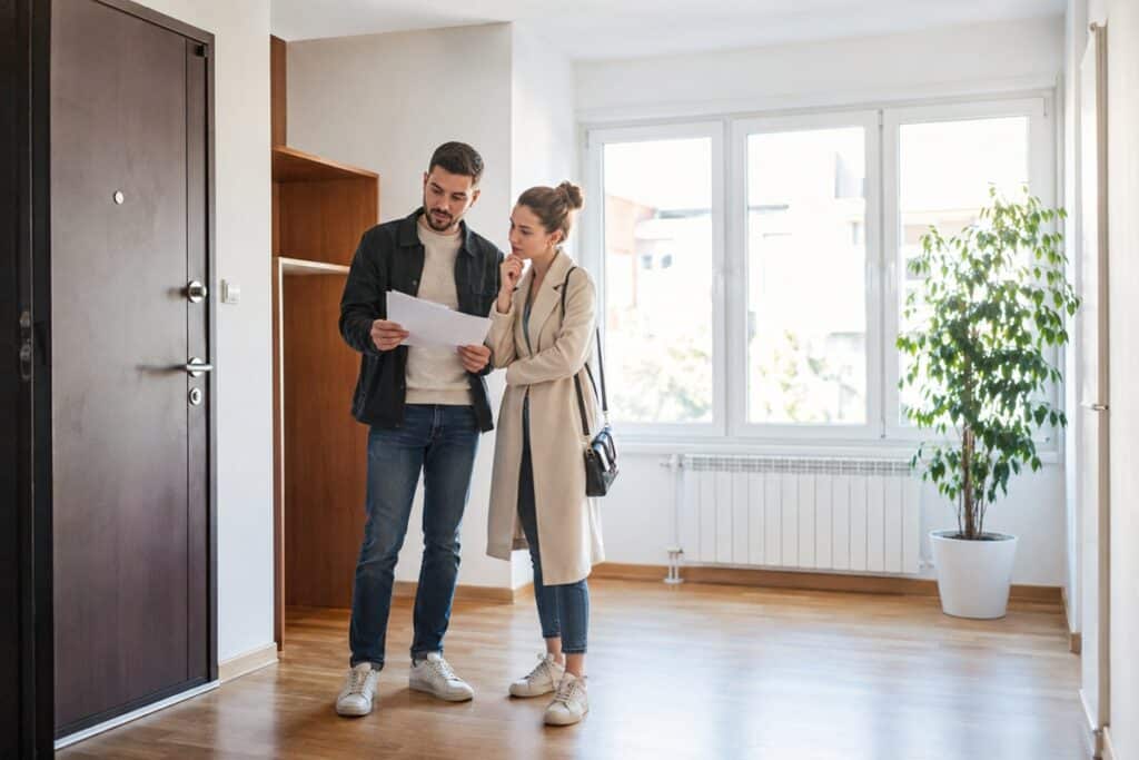 couple qui visite un bien immobilier
