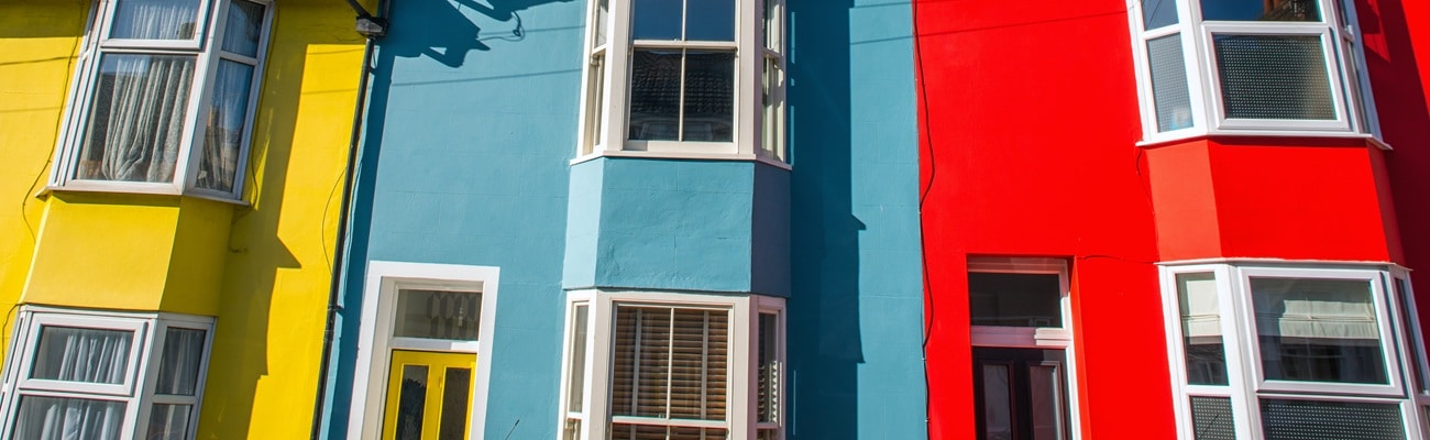 rangée de façades colorées