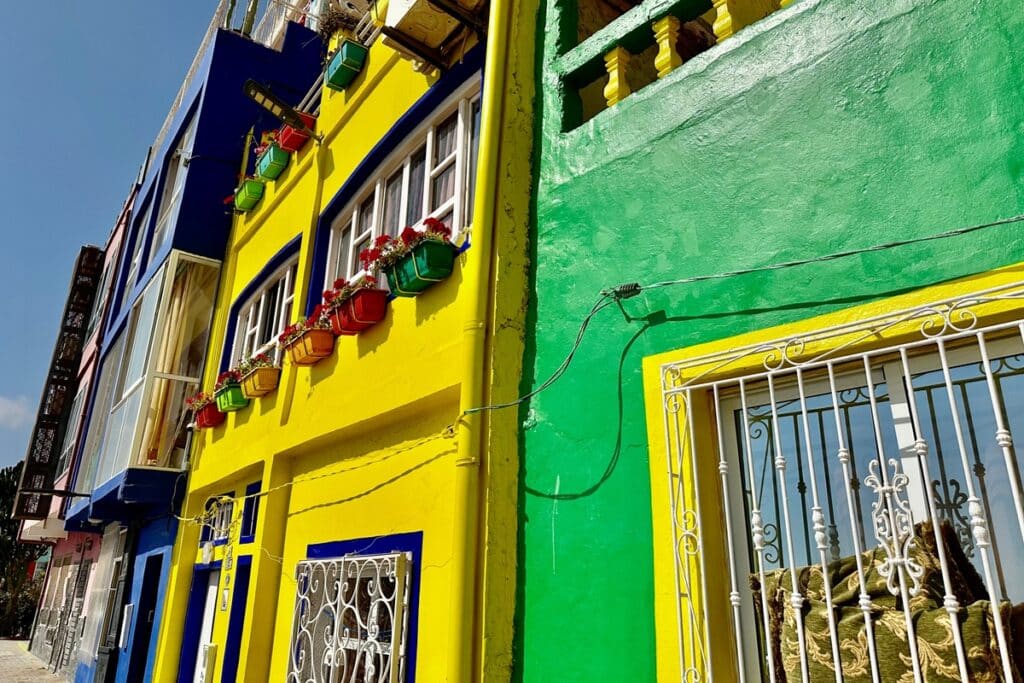 Aghroud façades colorées jaune et vert