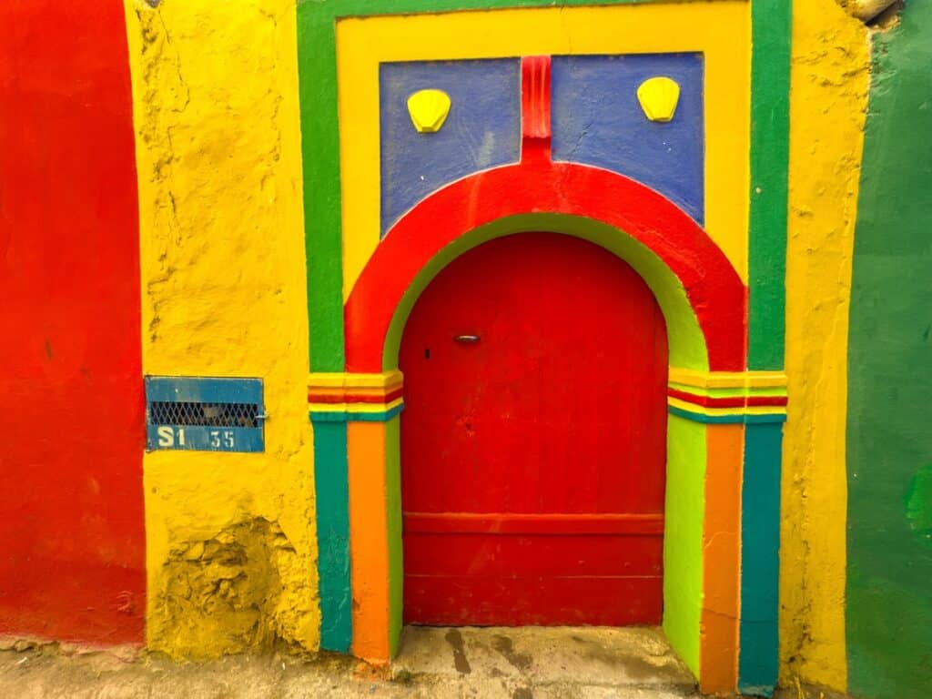 entrée de maison et porte colorées à Aghroud