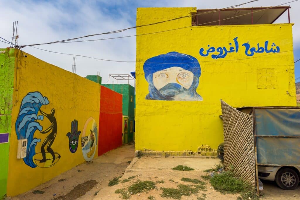 maisons colorées et fresques d'Aghroud