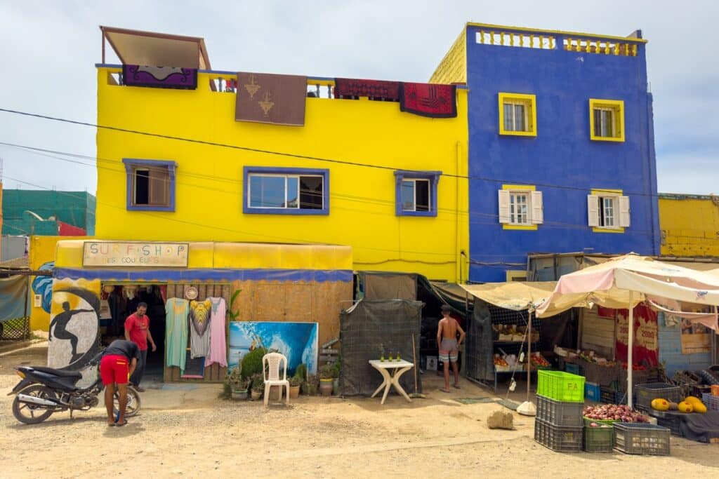 bâtiments colorés à Aghroud