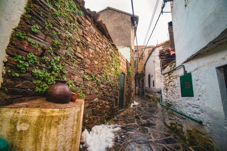 maisons traditionnelles kabyles dans le village de Tiferdoud