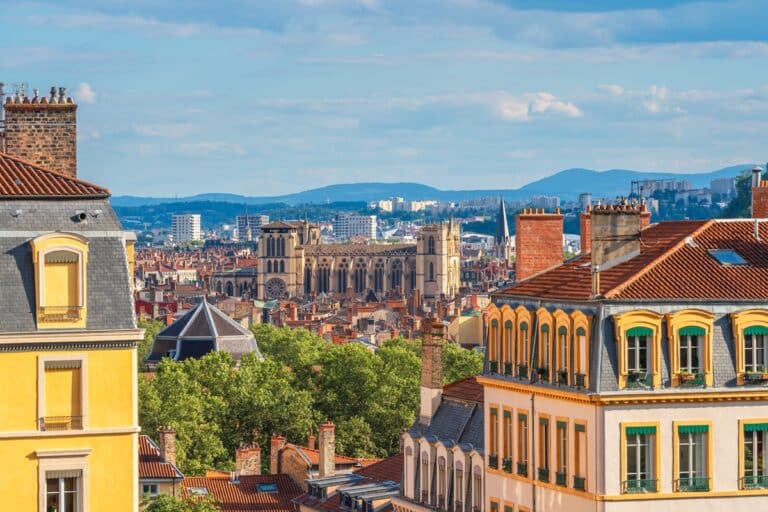 Vue de la cathédrale gothique dans le quartier du Vieux Lyon