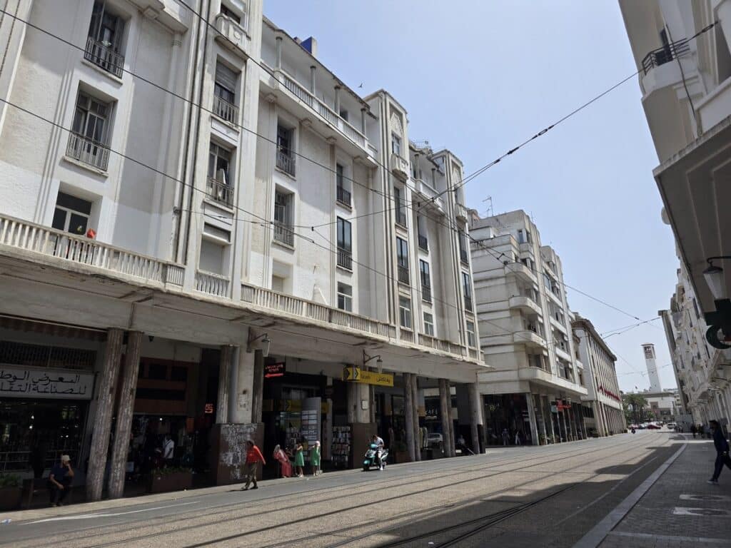 rue avec des immeubles art deco à Casablanca