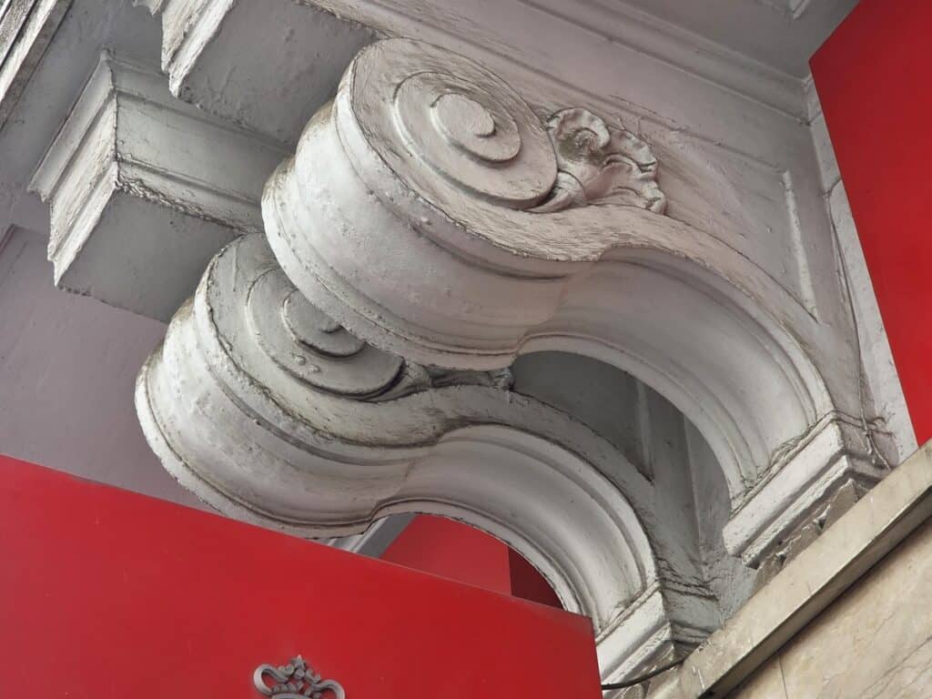 détail décoration sous fenêtre