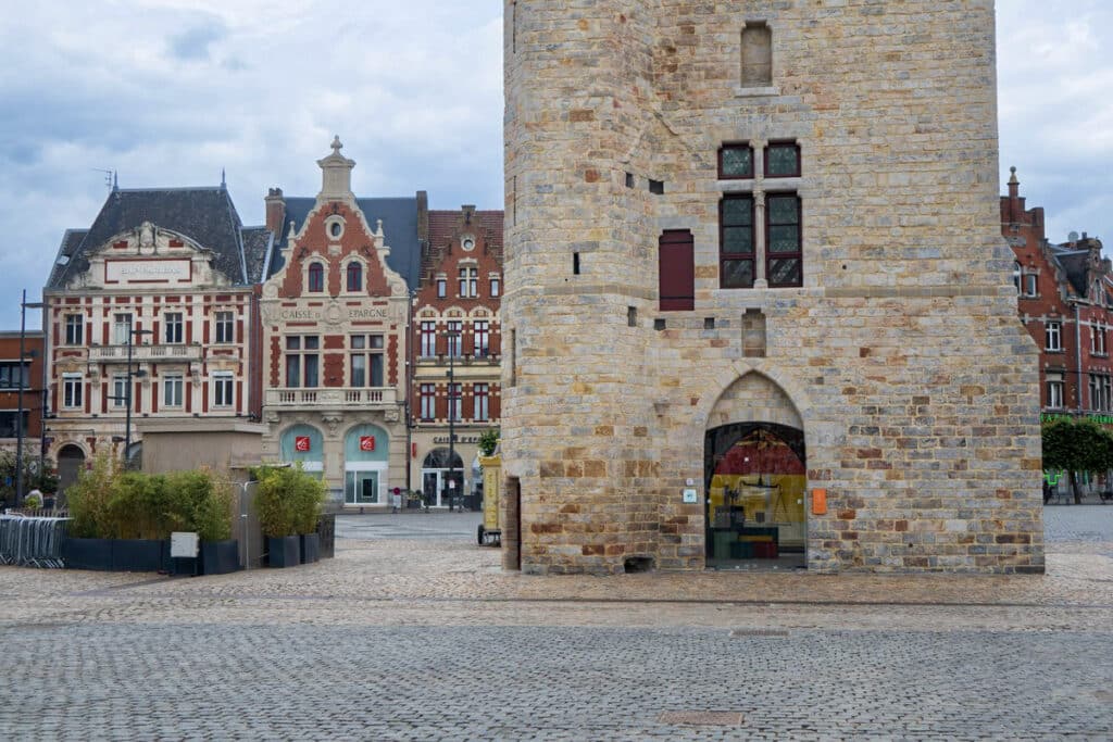 base du beffroi de Béthune et bâtiments art déco en arrière plan