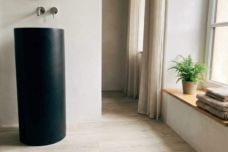 monobloc en noir mat, cuve et colonne moulées d'une seule pièce dans une salle de bain