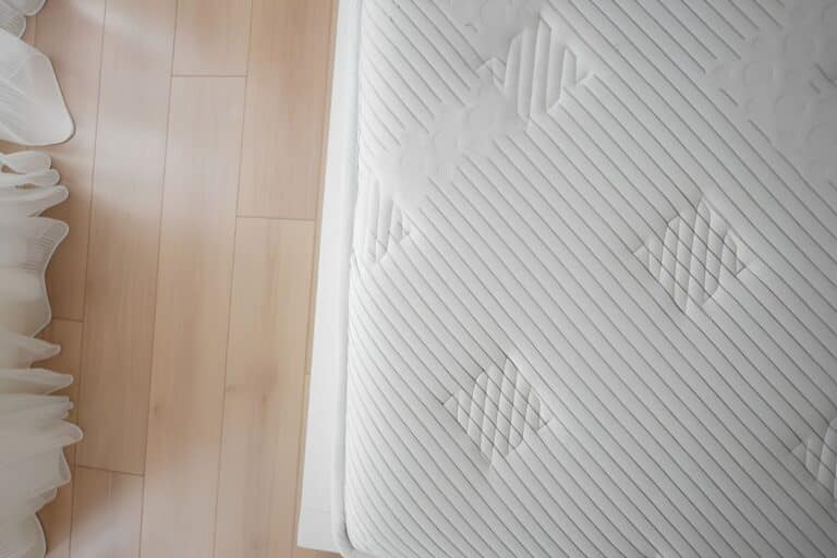 gros plan sur un matelas posé sur le parquet