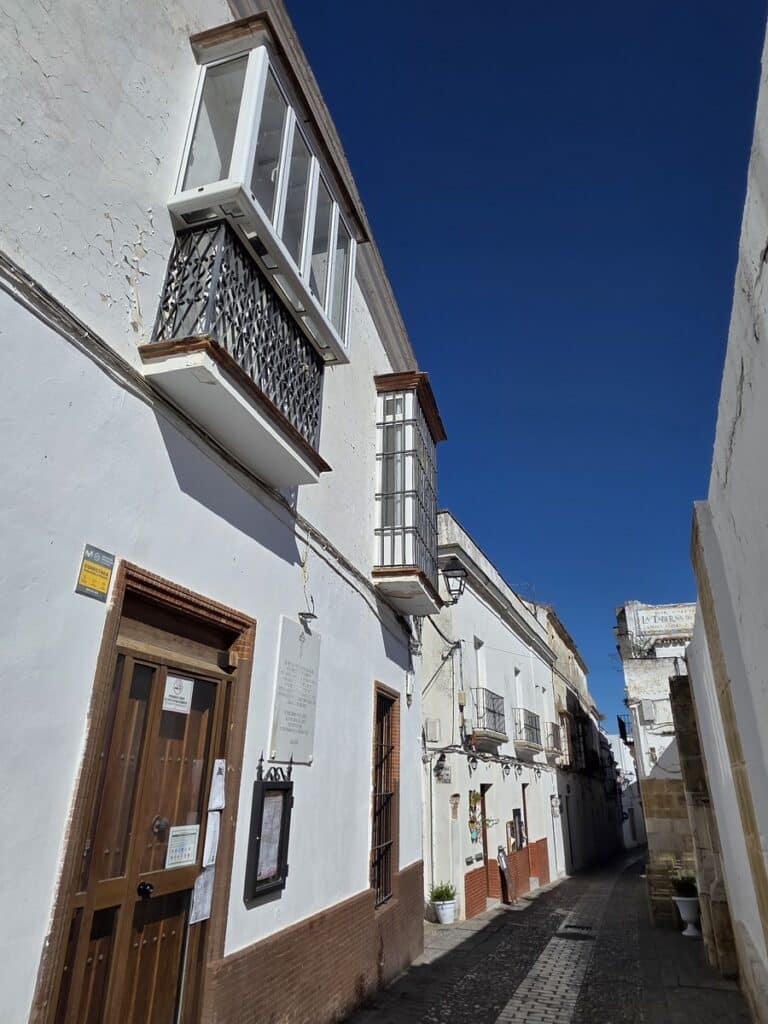 ruelle d'arcos aux maisons blanches