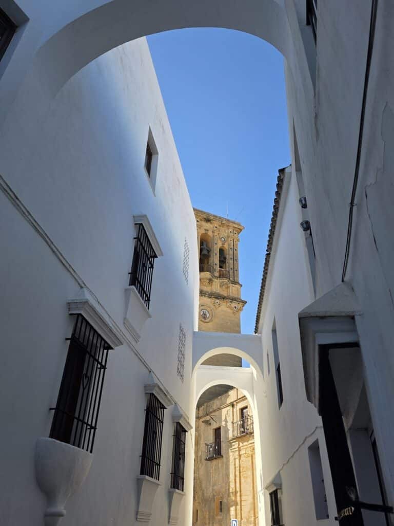 ruelle et cathdédrale d'Arcos de la Frontera