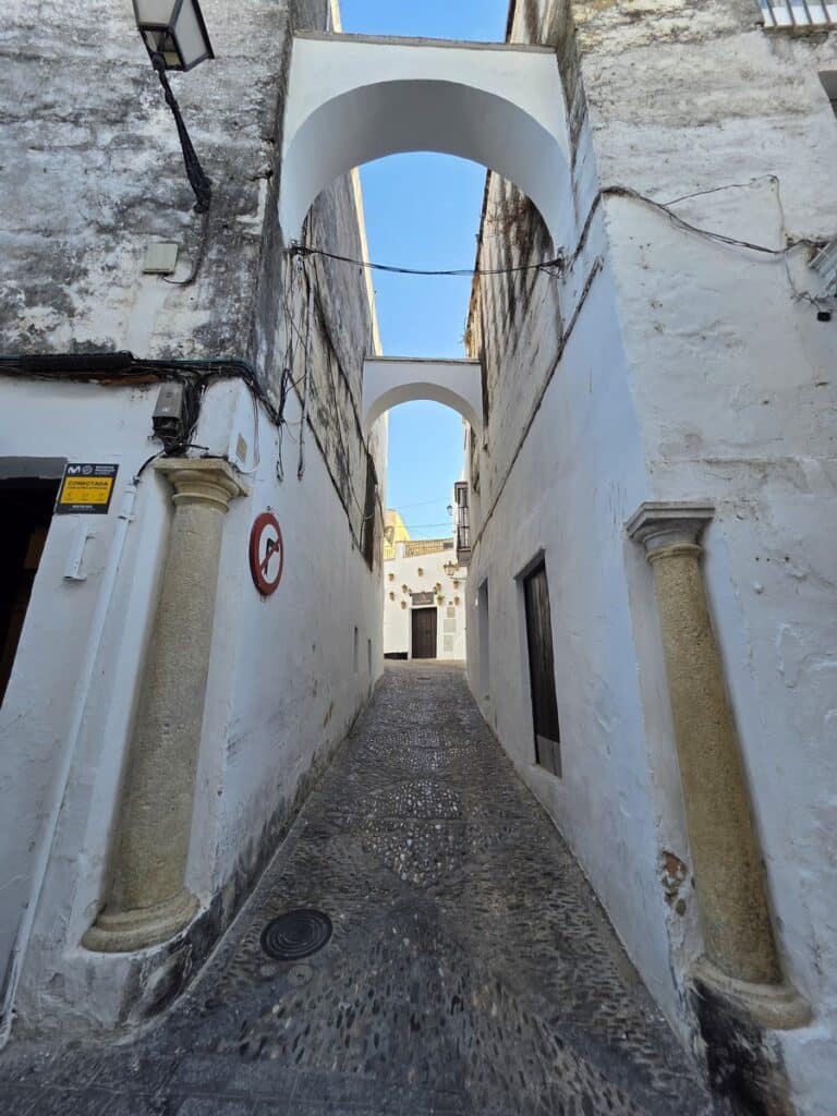 ruelle et arc dans Arcos de la Frontera