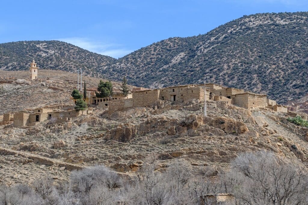 village de theniet el abed aux maisons chaouies