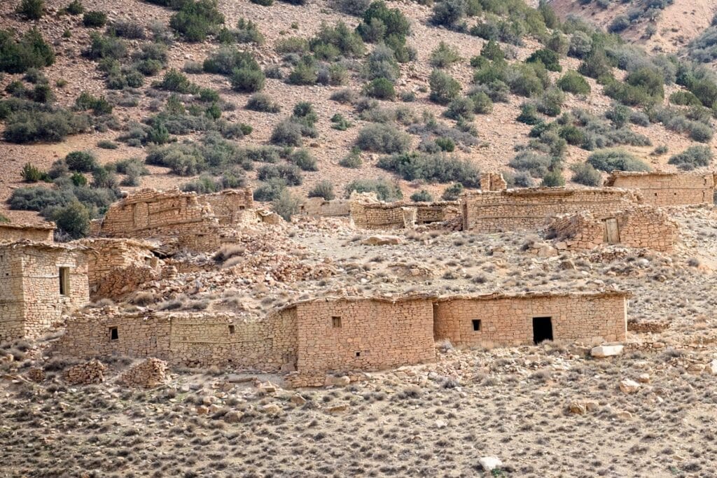 village de theniet el abed aux maisons chaouies