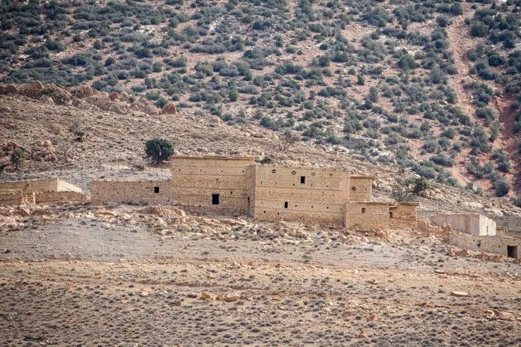 village de theniet el abed aux maisons chaouies en pierre