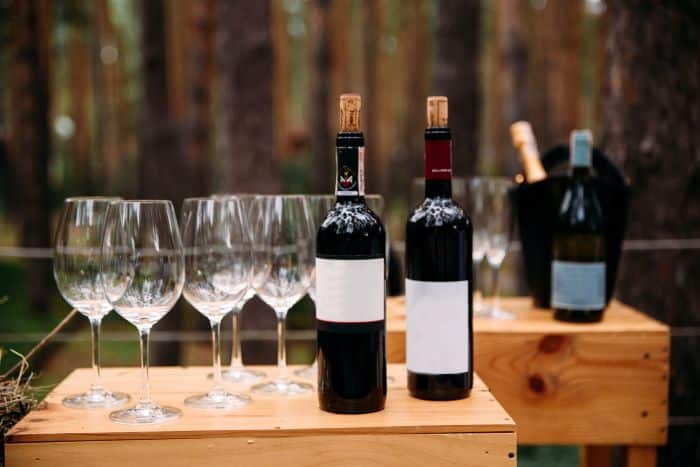 bouteilles de vin et verre à pied