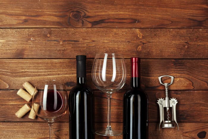bouteilles de vin sur une table en bois