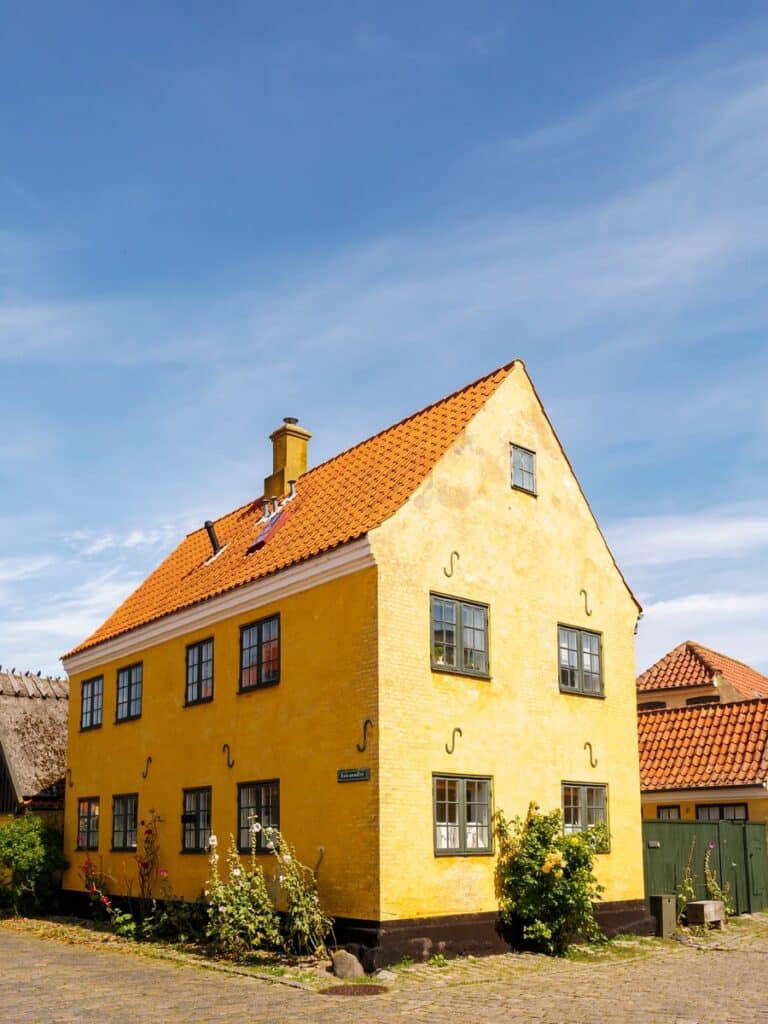 maison jaune sous un ciel bleu à Dragør