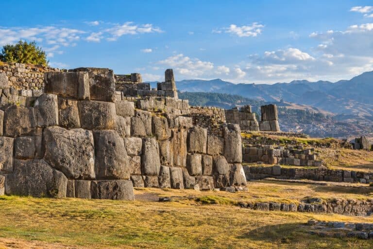Ruines incas sous un ciel bleu
