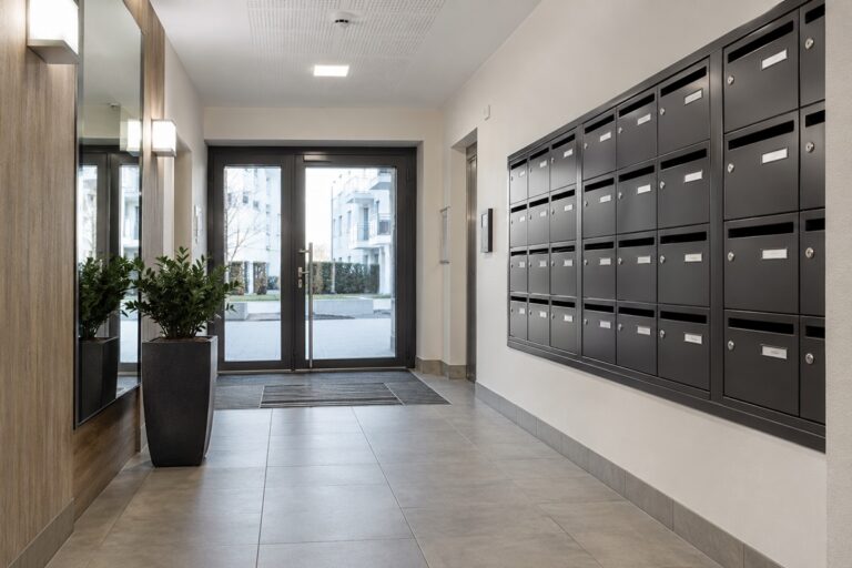 hall d'immeuble rénové avec boites aux lettres neuves