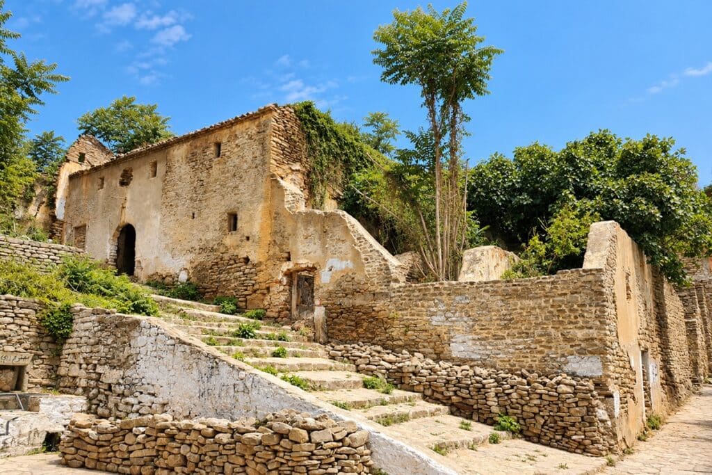 bâtiment en pierre dans la casbah de Dellys