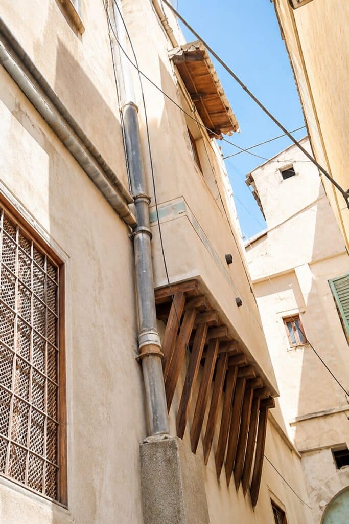 avancée sur la rue d'une maison traditionnelle à Constantine