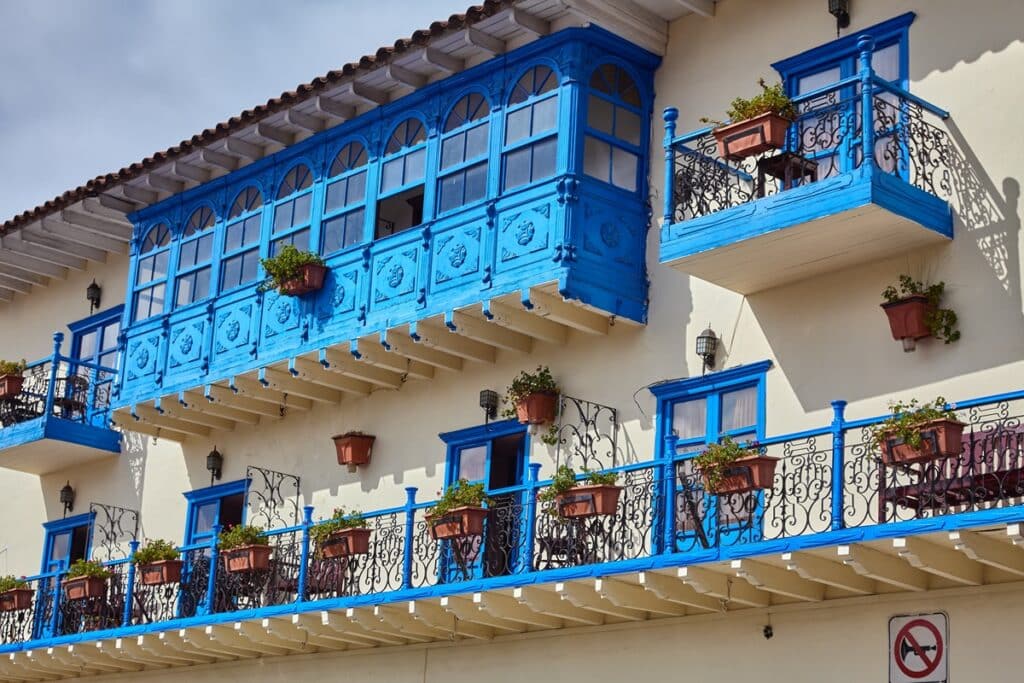 balcon en bois sur une ancienne maison coloniale à Cusco