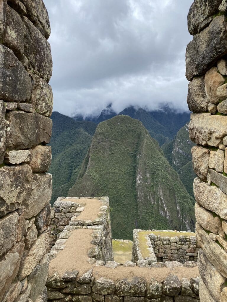 vue sur la montagne à travers une fenêtre du Machu Picchu