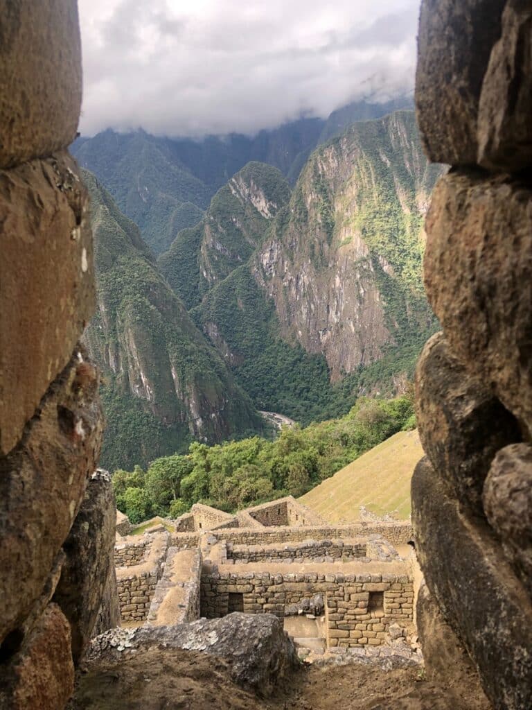 vue sur la montagne à travers une fenêtre du Machu Picchu